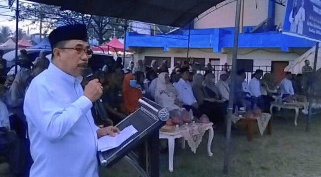 Bupati Majene, Dr. H. Andi Achmad Syukri  Tamalele, SE.MM Memberikan Sambutan Pada Penempatan Jemaaa Haji Koloter 10 Kab. Majene. Dengan Penuh Rasa Syukur dan Bahagia. Rabu 18 Juni 2025