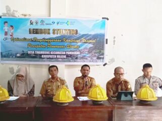 Pj. Kades Tinambung Ahmad Saihu, SE,di dampingi Camat Pamboang Akbar Tambaru, S.Sos, Ka UPTD Puskesmas Pamboang Muh. Taslim Mannan, Di Acara Tembung Stunting Selasa 24/06/2025 Di Aula Kantor Desa Tinambung. 