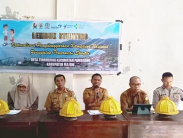 Pj. Kades Tinambung Ahmad Saihu, SE,di dampingi Camat Pamboang Akbar Tambaru, S.Sos, Ka UPTD Puskesmas Pamboang Muh. Taslim Mannan, Di Acara Tembung Stunting Selasa 24/06/2025 Di Aula Kantor Desa Tinambung. 