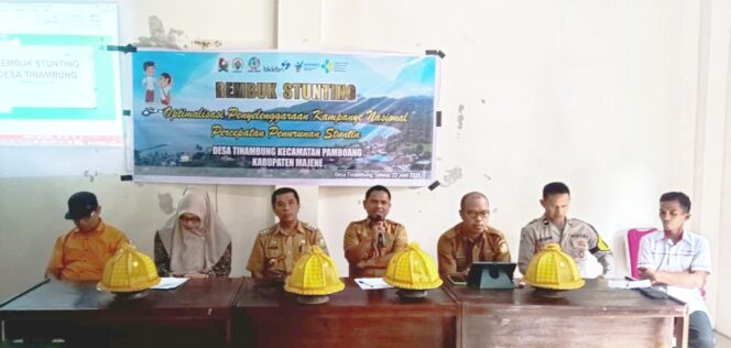 
					Pj. Kades Tinambung Ahmad Saihu, SE,di dampingi Camat Pamboang Akbar Tambaru, S.Sos, Ka UPTD Puskesmas Pamboang Muh. Taslim Mannan, Di Acara Tembung Stunting Selasa 24/06/2025 Di Aula Kantor Desa Tinambung. 