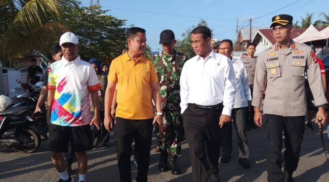 Mentan Amran Sulaeman di Samping Sekda Majene Ardiansyah di Acara Gerakan Pangan Mura (GPM) Di Komplek Istadion Pramsanya Majene. 