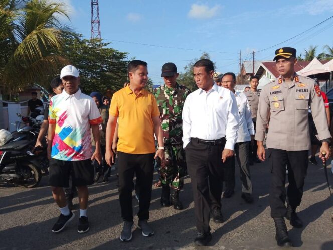 
					Mentan Amran Sulaeman di Samping Sekda Majene Ardiansyah di Acara Gerakan Pangan Mura (GPM) Di Komplek Istadion Pramsanya Majene. 