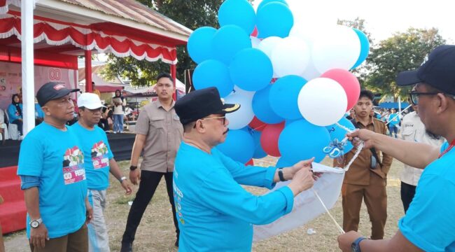 Bupati Majene, Dr.H.Andi Achmad Syukri Tamalele, SE.MM Melapas Balon, Sebagai Tanda di Mulainya Pamboang Pestival 2025  Uli 2025 di Lapangan Banteng Pamboang. 