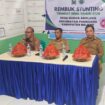Pj. Desa Banua Adolang Iccan Baso,Camat Pamboang Akbar Tambaru, S.Sos dan Kapus Pamboang Muh. Taslim Mannan, S.Kep. Di Acara Rembuk Stunting Di Aula Kantor Desa Banua Adolang. 