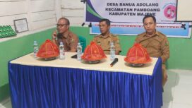Pj. Desa Banua Adolang Iccan Baso,Camat Pamboang Akbar Tambaru, S.Sos dan Kapus Pamboang Muh. Taslim Mannan, S.Kep. Di Acara Rembuk Stunting Di Aula Kantor Desa Banua Adolang. 