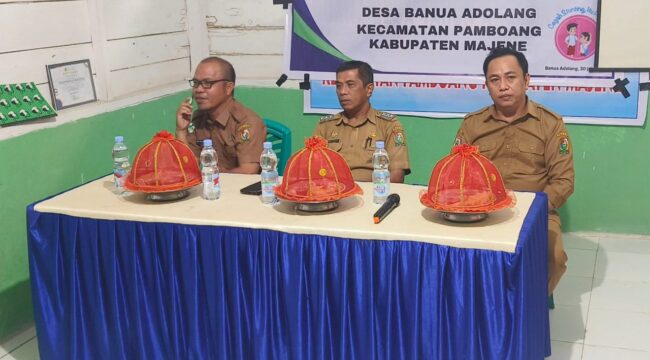 Pj. Desa Banua Adolang Iccan Baso,Camat Pamboang Akbar Tambaru, S.Sos dan Kapus Pamboang Muh. Taslim Mannan, S.Kep. Di Acara Rembuk Stunting Di Aula Kantor Desa Banua Adolang. 