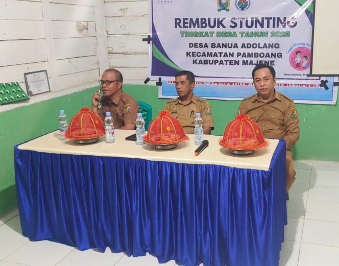 
					Pj. Desa Banua Adolang Iccan Baso,Camat Pamboang Akbar Tambaru, S.Sos dan Kapus Pamboang Muh. Taslim Mannan, S.Kep. Di Acara Rembuk Stunting Di Aula Kantor Desa Banua Adolang. 