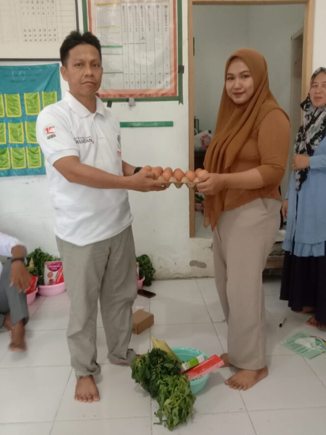 
					Kades Tubo Nasri,S.Ag  Menyerahkan Makanan Tambahan Kepada Ibu Hamil  di Poskesdes Desa Tubo Rabu 9/07/2025.