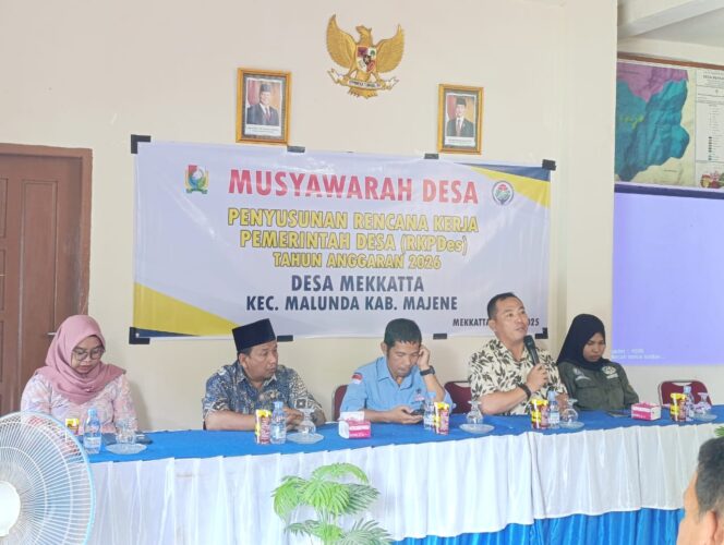 
					Kepala Desa Mekkatta Muhammad Haerudin, SH di Dampingi Ketua BPD Muni, Pendaping Desa Pada Acara Musdes Kamis 11/07/2025.
