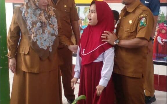 Andi Asraf Tamalele, S. Sos Kepala Dinas Pendidikan Dan Kepemudaan dan Olahraga Melakukan Sidak Di Beberapa SD. 