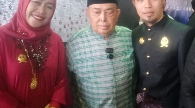 Penulis Foto Bersama Dengan Wakil Gubernur Sulbar Salim S.Mengga Bersama Wakil Bupati Majene Dr.Hj.Andi Rita Mariani, M.Pd Di Acara Pestival Keris dan Badik di Mamuju. 
