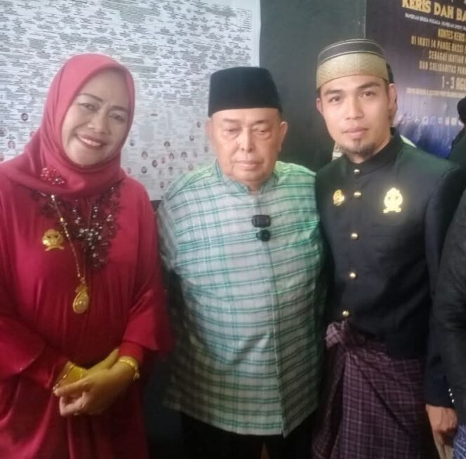 
					Penulis Foto Bersama Dengan Wakil Gubernur Sulbar Salim S.Mengga Bersama Wakil Bupati Majene Dr.Hj.Andi Rita Mariani, M.Pd Di Acara Pestival Keris dan Badik di Mamuju. 