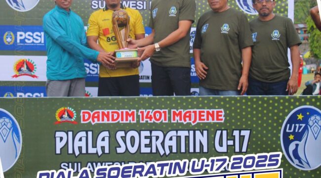 Yunus Hadaming, SE Menerima Piala Seoratin Cup 2025 Dari Dandim Majene Letkol Czi I Made Bagus Asmara Putra, S.T., M.I.P di Dampingi Ketua PSSI Majene Andi Saraf Tamalele,dan Pengurus teras PSSI Majene Nurhaq. 