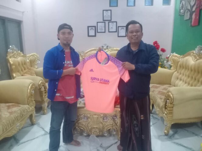 
					Yunus Hadaming, SE Dirut CV. Surya Utama Sebagai Sponsor Utama Pada Kagiatan Pboang Festival 2025.Menyerahakan Kostum Kepada Ketu Tim Slo Ball Ratte Surya Utama. 