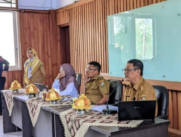 Kepala Bappeda Kab. Majene Andi Irma Nilawati, walidata, dan produsen data tingkat kabupaten menggelar pertemuan di Ruang Rapat Wakil Bupati Majene, Selasa (26/8/2025).di Dampingi Kadis Kominfo Albar Lasim. 
