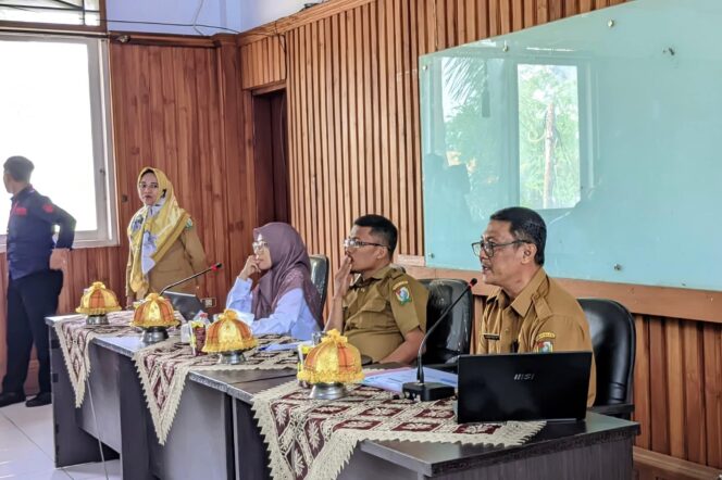 
					Kepala Bappeda Kab. Majene Andi Irma Nilawati, walidata, dan produsen data tingkat kabupaten menggelar pertemuan di Ruang Rapat Wakil Bupati Majene, Selasa (26/8/2025).di Dampingi Kadis Kominfo Albar Lasim. 

