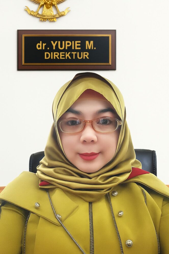 
					dr. Yupie. M Dirut RSUD Majene. 