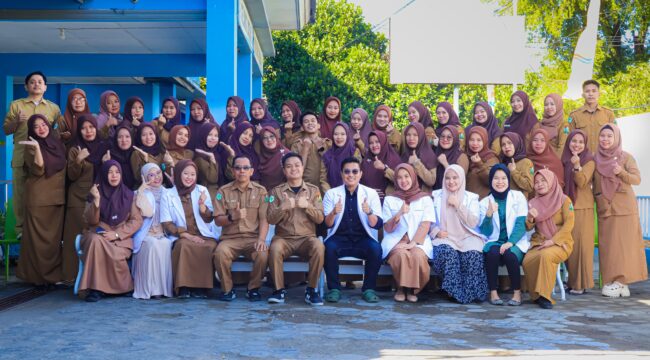 Kepala UPTD Puskesmas SENDANA Erwin, S.Kep.Bersama dokter dan Seluruh Petugas  Kesehatan  Foto Bersama. 