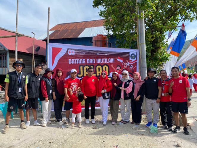 
					Kades Balombong Arhan, Ibu PKK Foto Bersama KKN Unika Mamuju Usai Gelar Jalan Santai Minggu 30 Agustus 2025.