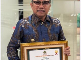 Bupati Majene Dr.H.A.Achmad Syukri, SE. MM  Menerimah Penghargaan Dari Kemeng RI Atas Peran Dalam Penguatan Penyuluh Agama Islam  Acara Panais Awed 2025 di Hotel Kartika Aston Jakarta. 