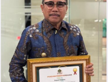 Bupati Majene Dr.H.A.Achmad Syukri, SE. MM  Menerimah Penghargaan Dari Kemeng RI Atas Peran Dalam Penguatan Penyuluh Agama Islam  Acara Panais Awed 2025 di Hotel Kartika Aston Jakarta. 
