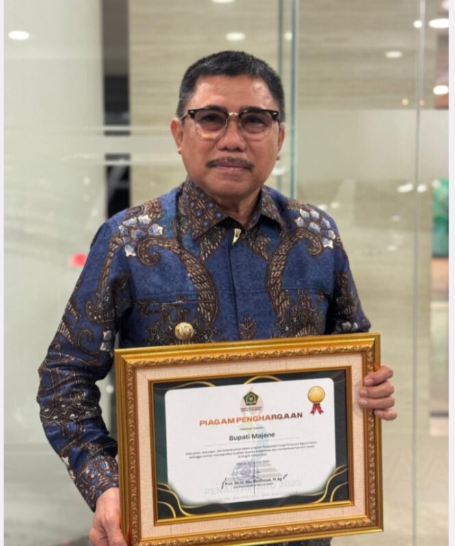 
					Bupati Majene Dr.H.A.Achmad Syukri, SE. MM  Menerimah Penghargaan Dari Kemeng RI Atas Peran Dalam Penguatan Penyuluh Agama Islam  Acara Panais Awed 2025 di Hotel Kartika Aston Jakarta. 