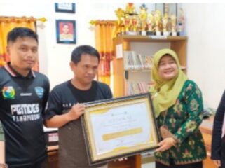 Pj. Kades Tinambung Ahmad Saihu, SE Menerimah Penghargaan Dari Kepala BPS Provinsi Sulawesi Barat. Tina Wahyufitri, S.Si., M.Si Di Aula Kantor Desa Tinambung. 