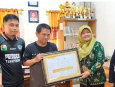 Pj. Kades Tinambung Ahmad Saihu, SE Menerimah Penghargaan Dari Kepala BPS Provinsi Sulawesi Barat. Tina Wahyufitri, S.Si., M.Si Di Aula Kantor Desa Tinambung. 