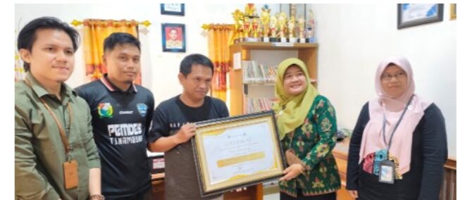Pj. Kades Tinambung Ahmad Saihu, SE Menerimah Penghargaan Dari Kepala BPS Provinsi Sulawesi Barat. Tina Wahyufitri, S.Si., M.Si Di Aula Kantor Desa Tinambung. 