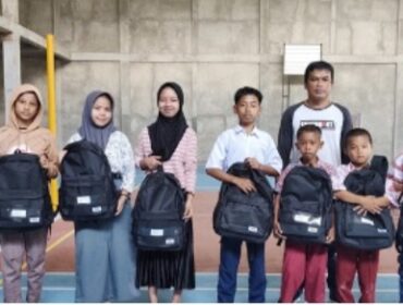 Foto Aparat Pemdes Tinambung  Bersama Siswa yang Mendapatkan Bantuan Peralatan Sekolah Di Aula Kantor Desa. 
