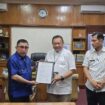 Bupati Majene, Dr.H.A.Acad Syukri Tamalele, SE. MM Menerimah Bantuan Alat Excapator Mini Dari PT.Bank Sulselbar  di Dampingi Kadis DLHK Majene Inindria, S.E,M.Si,