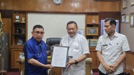 Bupati Majene, Dr.H.A.Acad Syukri Tamalele, SE. MM Menerimah Bantuan Alat Excapator Mini Dari PT.Bank Sulselbar  di Dampingi Kadis DLHK Majene Inindria, S.E,M.Si,