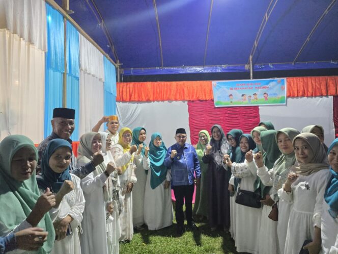 
					Bupati Majene Dr.H.Andi Achmad Syukri Bersama Wakil Bupati Dr.Hj.Andi Rita Mariani, M. Pd HadiricAcara Malam Rama Tama Dan Maulidi Nabi Muhammad SAW di Kec. Melinda. 