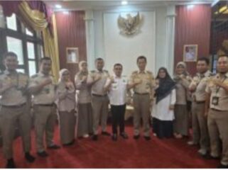 Bupati Majene, Dr.H.A.Achmad Syukri. SE. MM  Foto Bersama Kepala Karantina Sulbar di Rujab. 