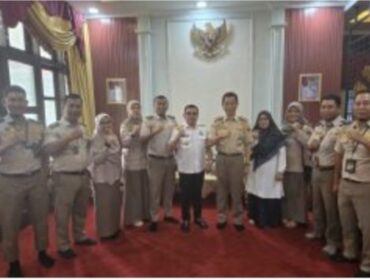 Bupati Majene, Dr.H.A.Achmad Syukri. SE. MM  Foto Bersama Kepala Karantina Sulbar di Rujab. 