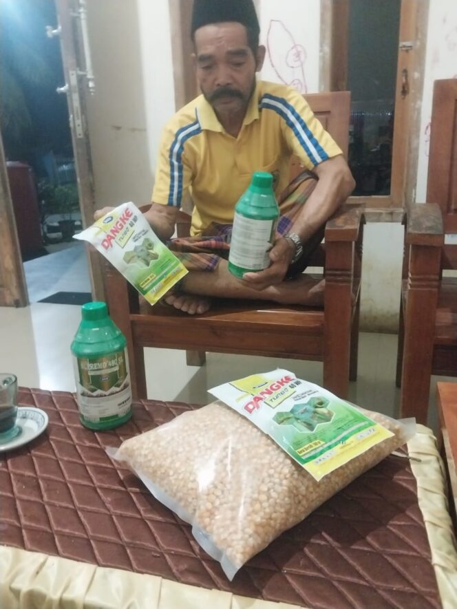 
					Petani Desa Simbang yang menerimah Bantuan Bibit  jagung dan Obat rumput