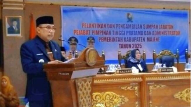 
					Bupati Majene, Dr.H.A.Achmad Syukri, SE. M.M Sampaikan Kepada Pejabat yang Baru Dilantik, untuk Bekerja Dengan Baik dan Tanggun Jawab. (dokumen foto KBN. Com) 
