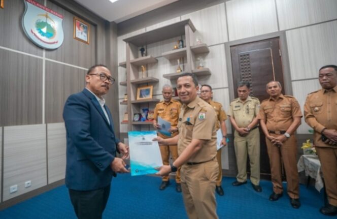 
					Foto Gubernur Sulawesi Barat Suardi Duka Menyerahkan SK Perpanjangan Plt. Kadis Kominfu Sulbar Ridwan Ja'far Senin 202/10/2025.
