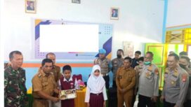 Camat Pamboang, Akbar Tambaru,S.Sos didpaningi Kapolsek Pamboang, Danramil Pamboang dan Kades Batra, Menyerahkan Makanan Bergizi Gratis Kepada Siswa SDN. 2 Bababulo.