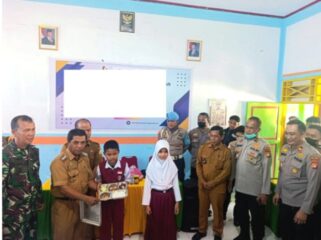 Camat Pamboang, Akbar Tambaru,S.Sos didpaningi Kapolsek Pamboang, Danramil Pamboang dan Kades Batra, Menyerahkan Makanan Bergizi Gratis Kepada Siswa SDN. 2 Bababulo.