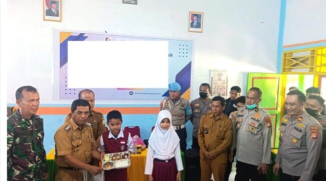 Camat Pamboang, Akbar Tambaru,S.Sos didpaningi Kapolsek Pamboang, Danramil Pamboang dan Kades Batra, Menyerahkan Makanan Bergizi Gratis Kepada Siswa SDN. 2 Bababulo.