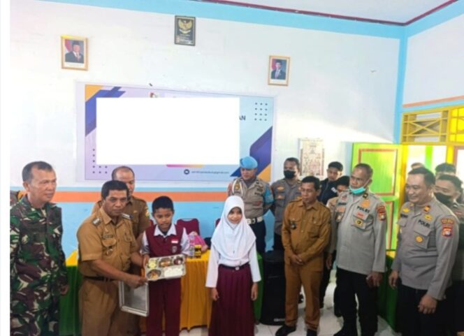
					Camat Pamboang, Akbar Tambaru,S.Sos didpaningi Kapolsek Pamboang, Danramil Pamboang dan Kades Batra, Menyerahkan Makanan Bergizi Gratis Kepada Siswa SDN. 2 Bababulo. 