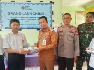 Camat  Tamerod'o Sendana, Edi Bastian, di dampingi Kapolsek Sendana Menyerahakan 
Makanan Bergizi Gratis Kepada Siswa SMP 4 Sendana,