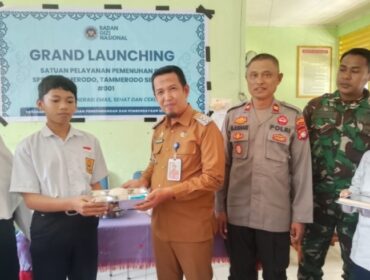 Camat  Tamerod'o Sendana, Edi Bastian, di dampingi Kapolsek Sendana Menyerahakan 
Makanan Bergizi Gratis Kepada Siswa SMP 4 Sendana,