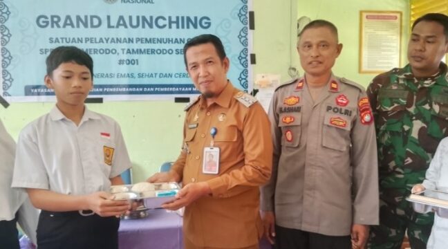 Camat  Tamerod'o Sendana, Edi Bastian, di dampingi Kapolsek Sendana Menyerahakan 
Makanan Bergizi Gratis Kepada Siswa SMP 4 Sendana,