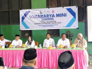 Kadis DPPKB Majene, Hj. Andi Beda, S.Sos,And, Pem, di Dpingi Camat Tamerod'o Edi Bastian, Camat Tubo H. Abdul Azis, S.Pd,M.Pd, Camat Malunda, dan Camat Ulumanda Di Acara Lokmin Di Gor Desa Tamerod'o.