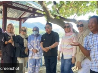 Bupati Majene, Dr.H.Andi Acad Syukri, SE. MM Bersama Kadis Kesehatan Majene, Dra.Hj, Juliana Laupe Di Baluno Sendana, 