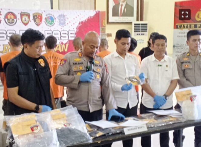 
					Letkol Inf Anta Sihotang, Dandim 1402 Polman Tegaskan Senjata Digunakan Untuk Menembak Bukan Milik TNI